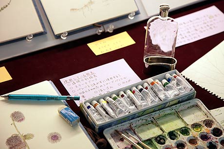 松岡さん愛用の絵の具と絵本の原画